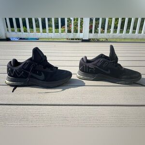 Nike Black Sneakers Sleek Knit Design